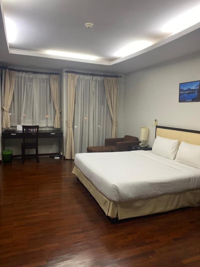 The Park 304 Executive Serviced Apartment Si Maha Phot Exterior foto